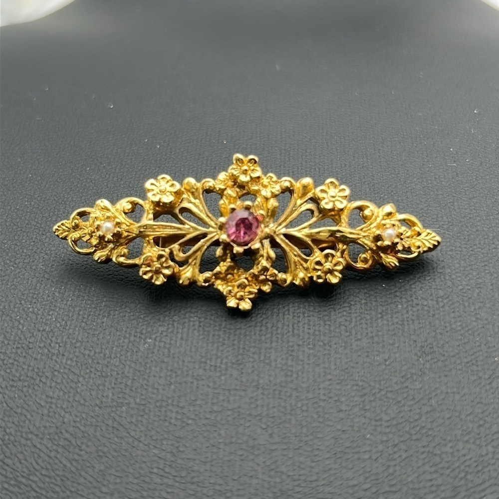Beautiful gold tone vintage pin brooch Gerry’s
intricate pink stone faux pearls